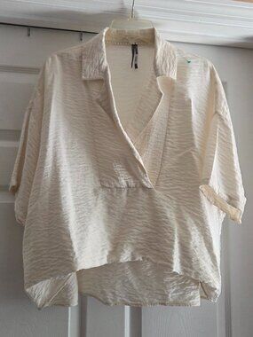 Anthropologie Dylon Short-Sleeve Wide Placket Top in Ivory. Size small